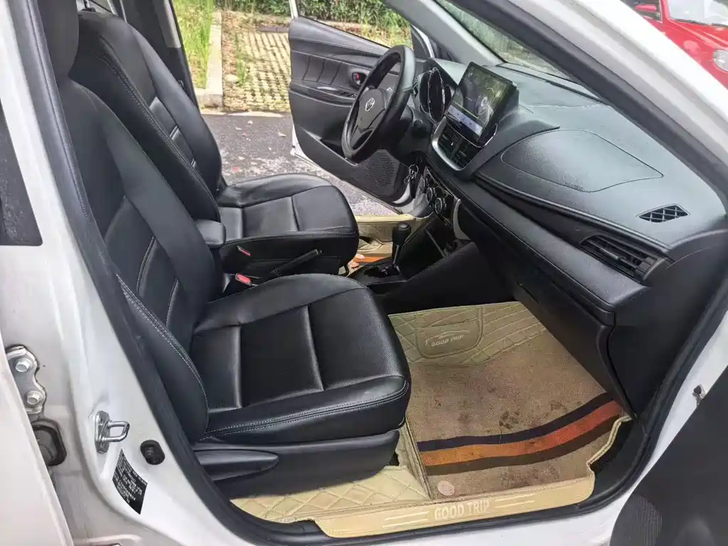 Toyota Yaris L — фото 9