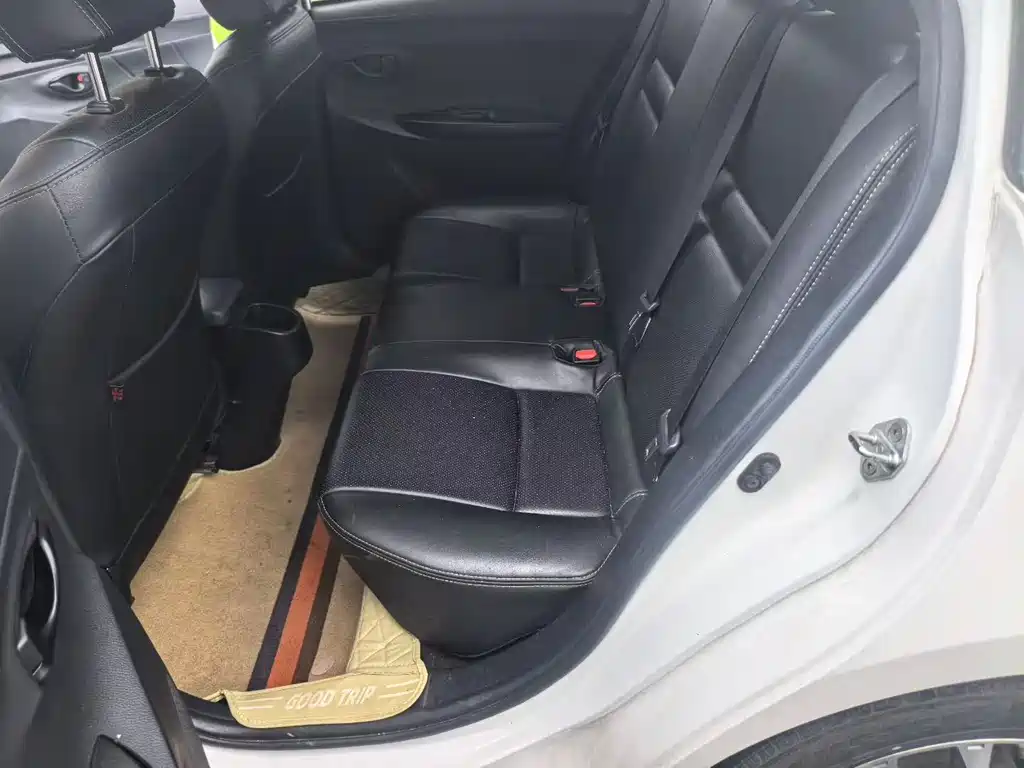 Toyota Yaris L — фото 10