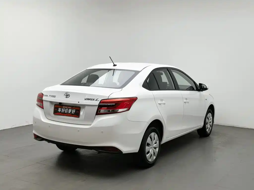 Toyota Yaris L — фото 2