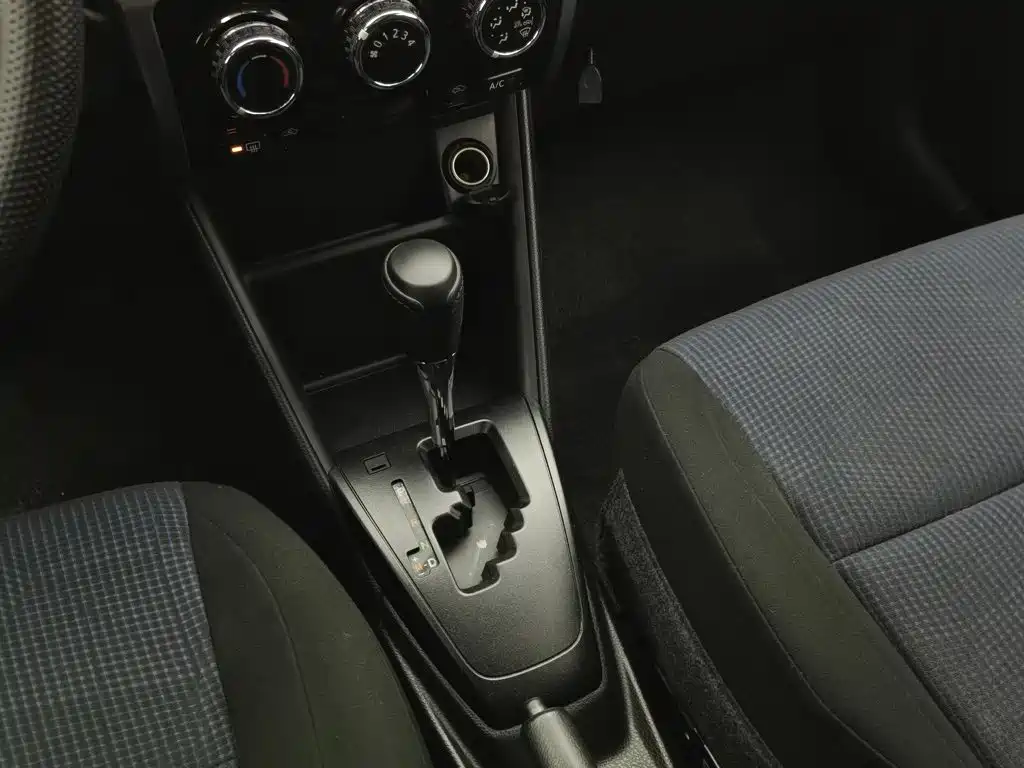Toyota Yaris L — фото 13