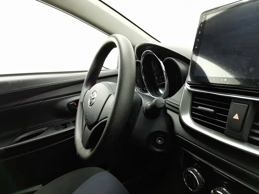 Toyota Yaris L — фото 22