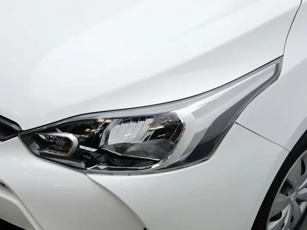 Toyota Yaris L — фото 7