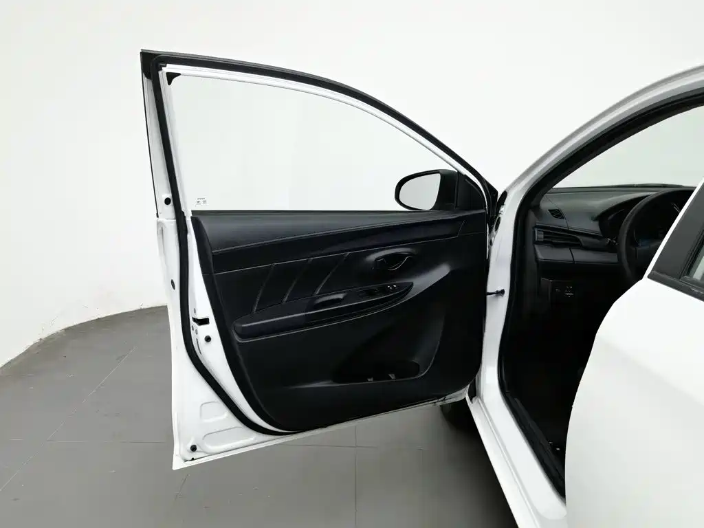 Toyota Yaris L — фото 8