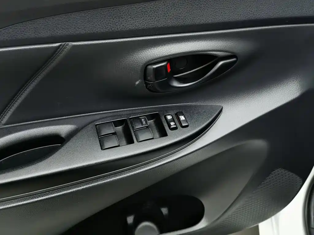 Toyota Yaris L — фото 9
