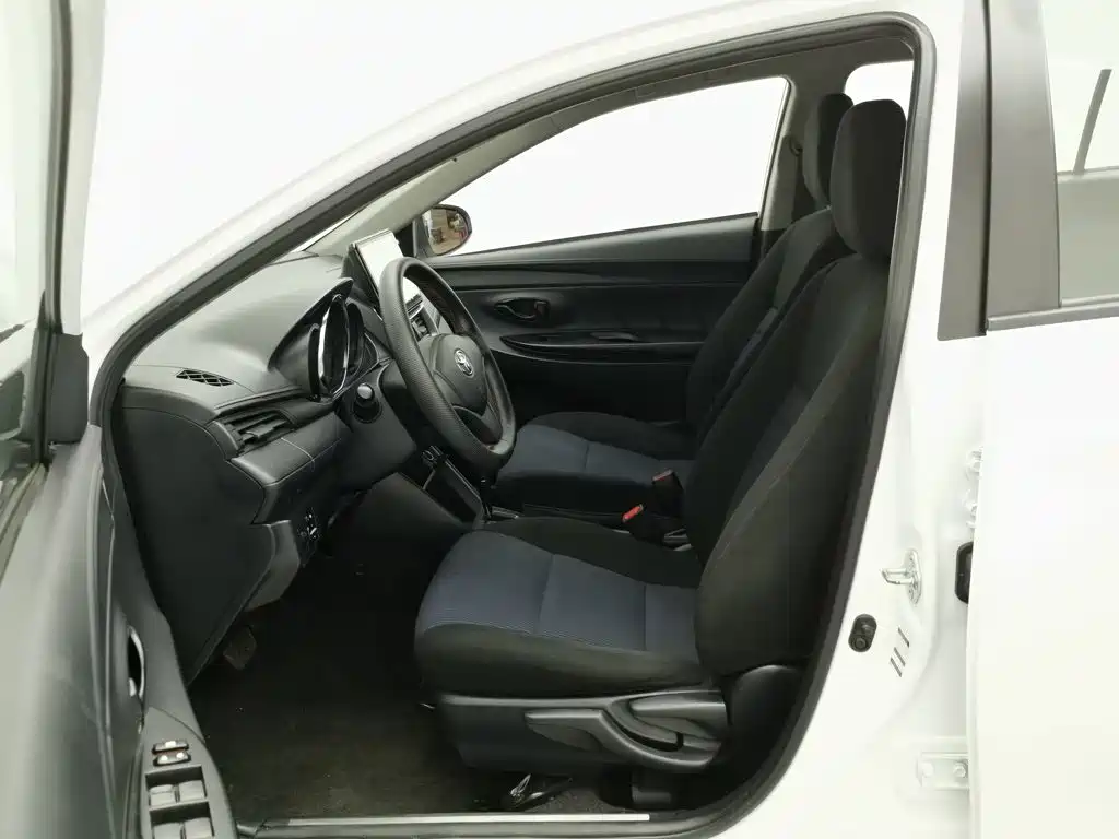 Toyota Yaris L — фото 10