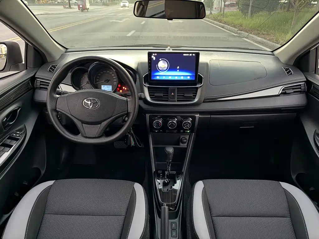 Toyota Yaris L — фото 11
