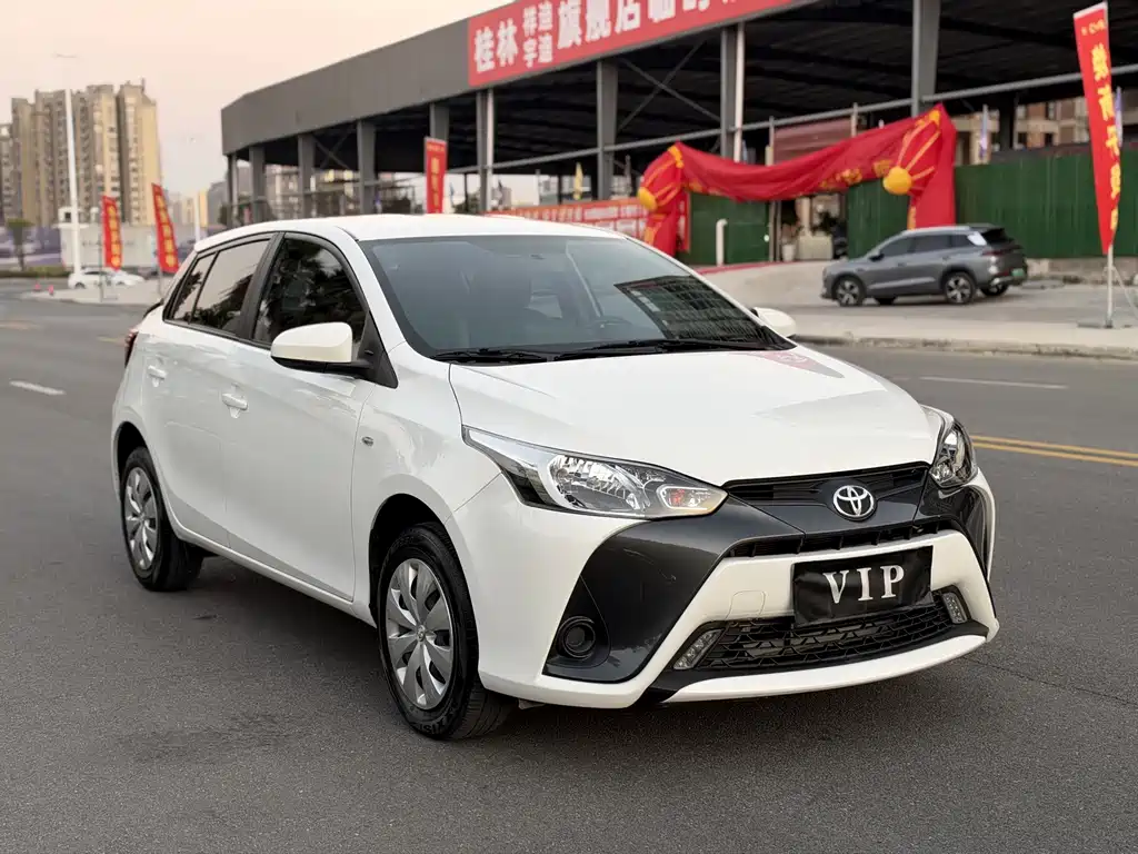 Toyota Yaris L — фото 3
