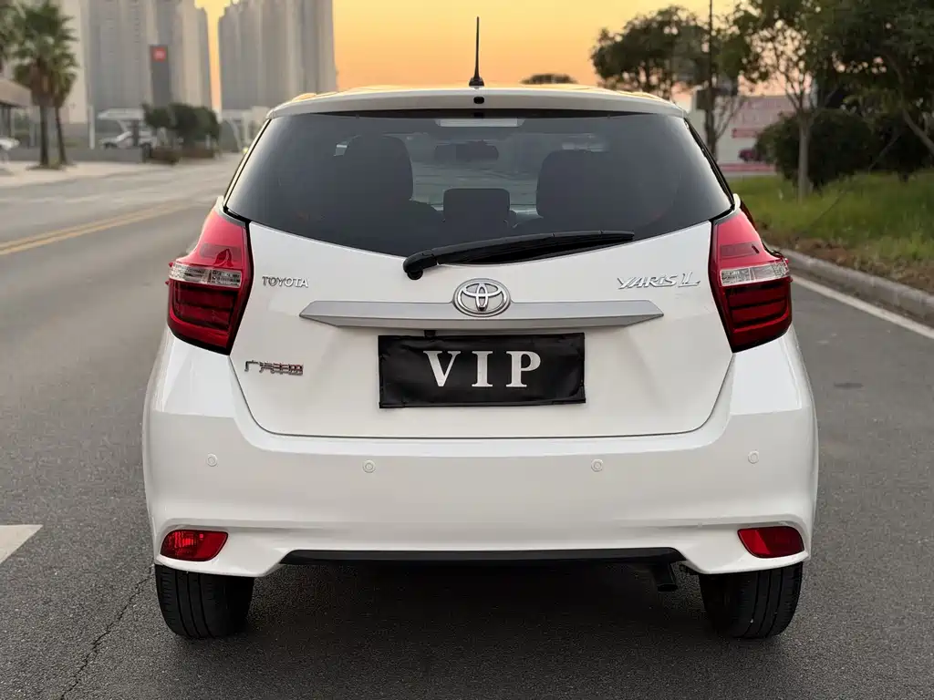Toyota Yaris L — фото 4