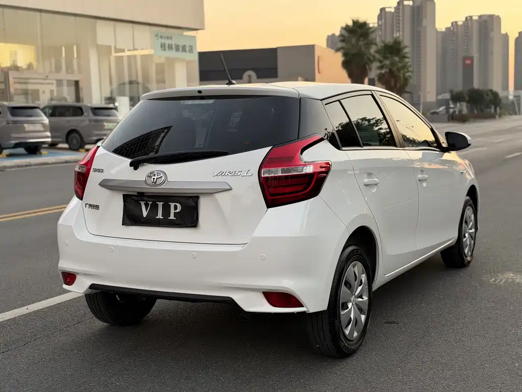 Toyota Yaris L — фото 5