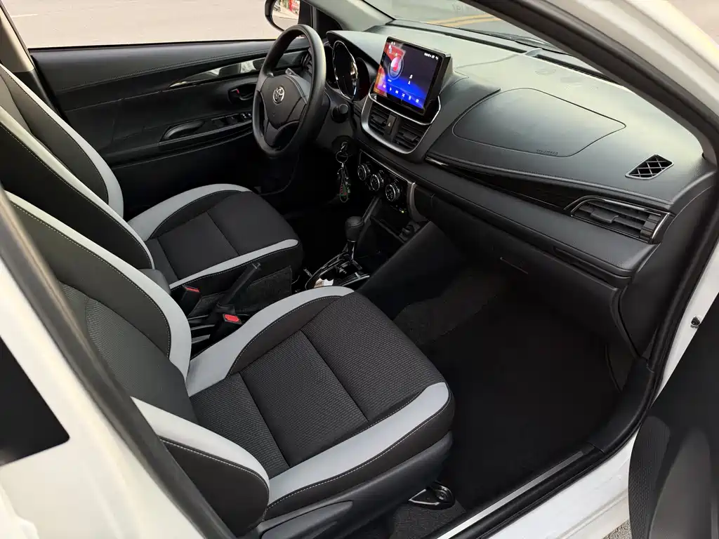 Toyota Yaris L — фото 8