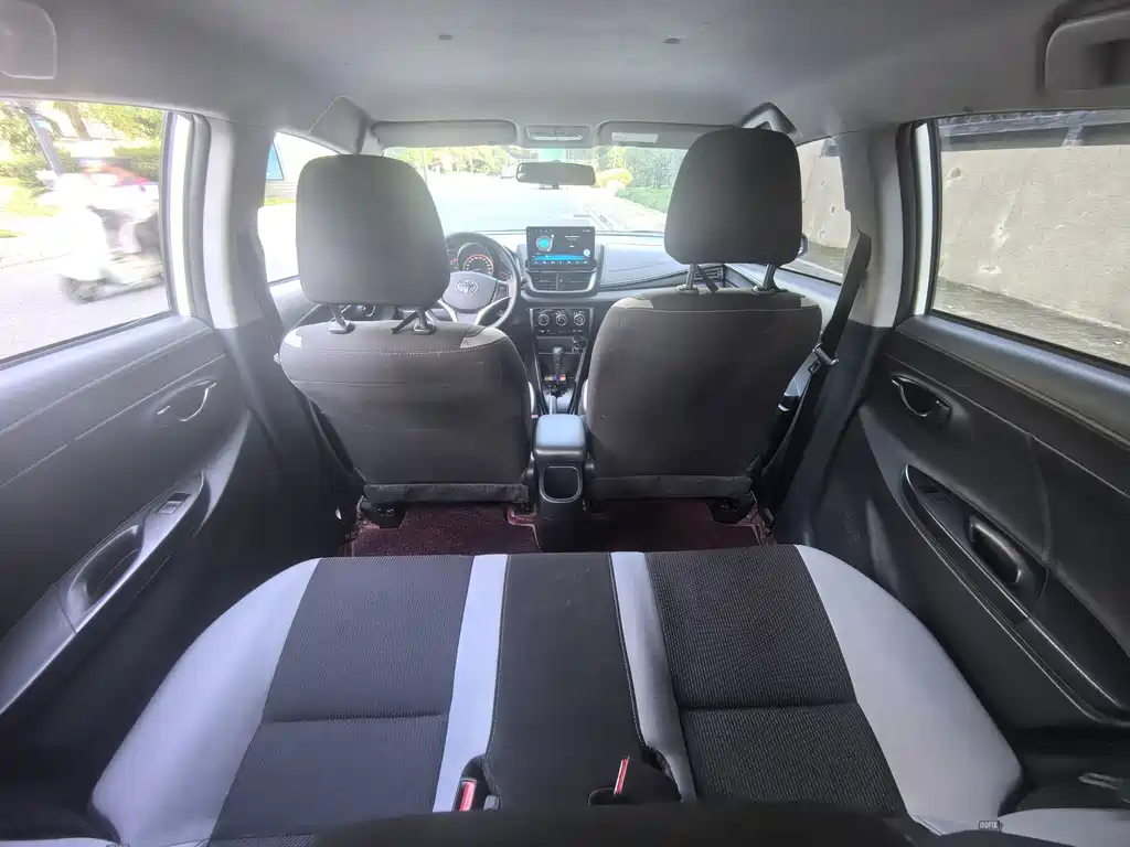 Toyota Yaris L — фото 11