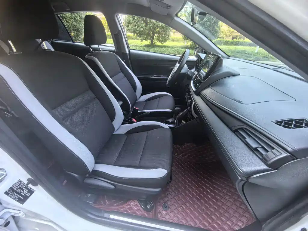 Toyota Yaris L — фото 14