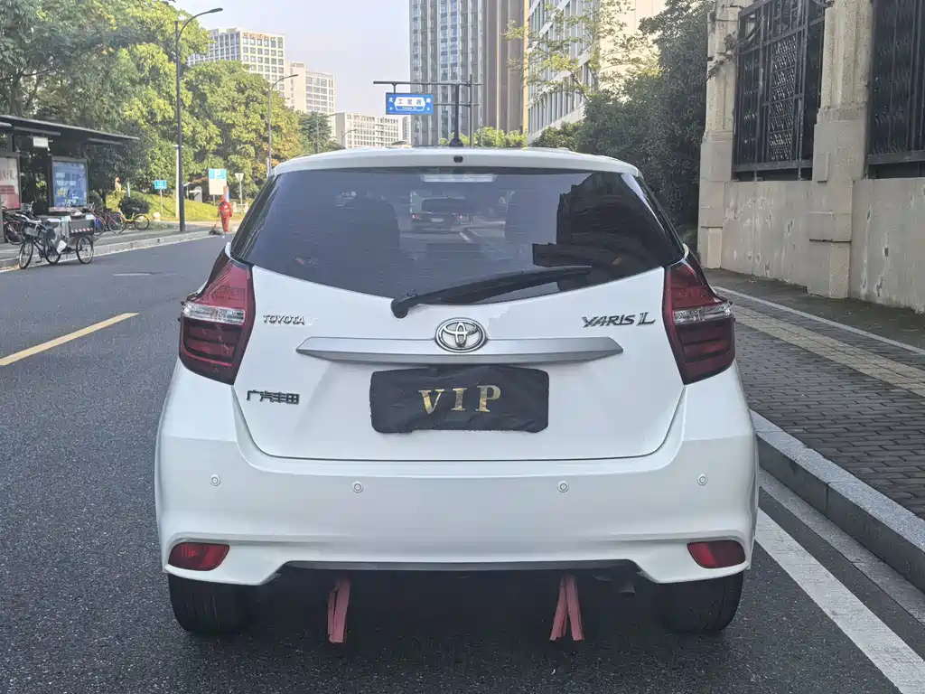 Toyota Yaris L — фото 4