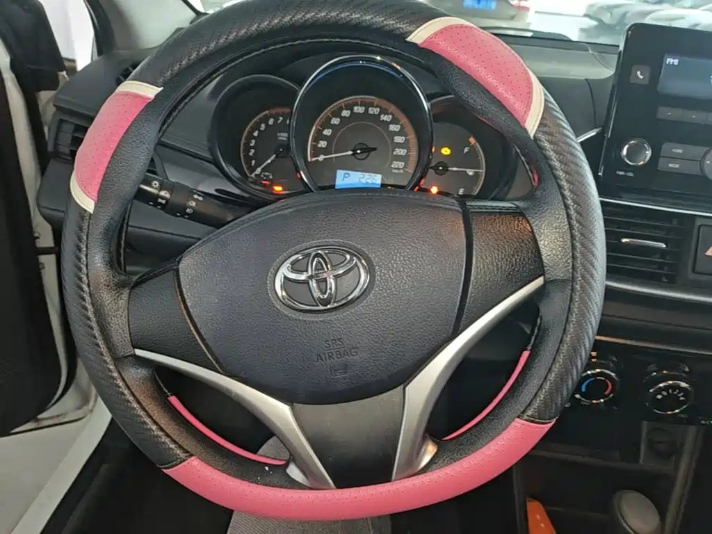 Toyota Yaris L — фото 11
