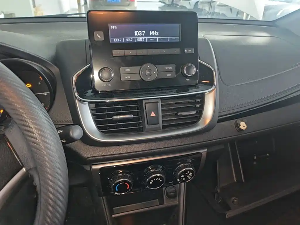 Toyota Yaris L — фото 13