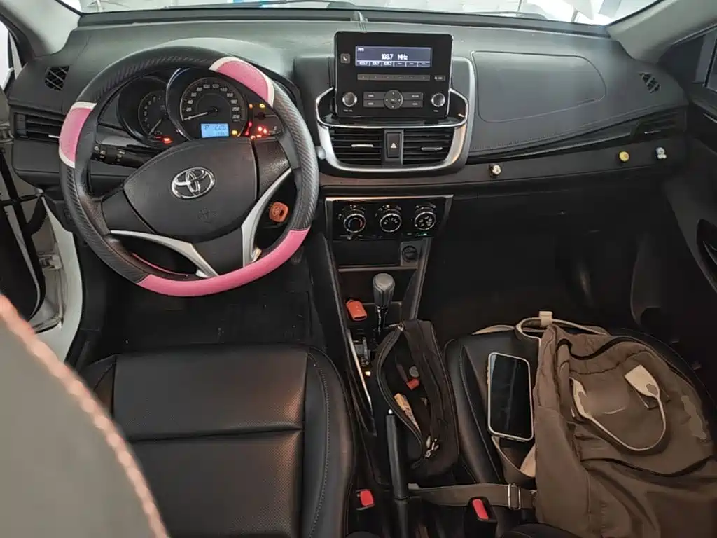 Toyota Yaris L — фото 10