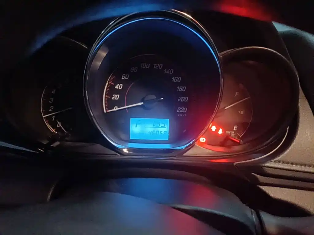 Toyota Yaris L — фото 8