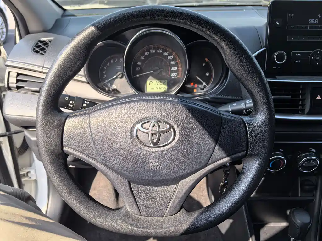 Toyota Yaris L — фото 4