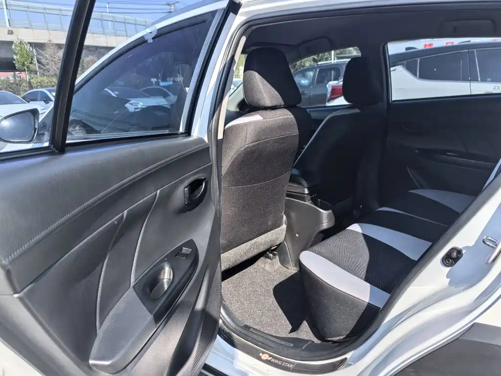 Toyota Yaris L — фото 6