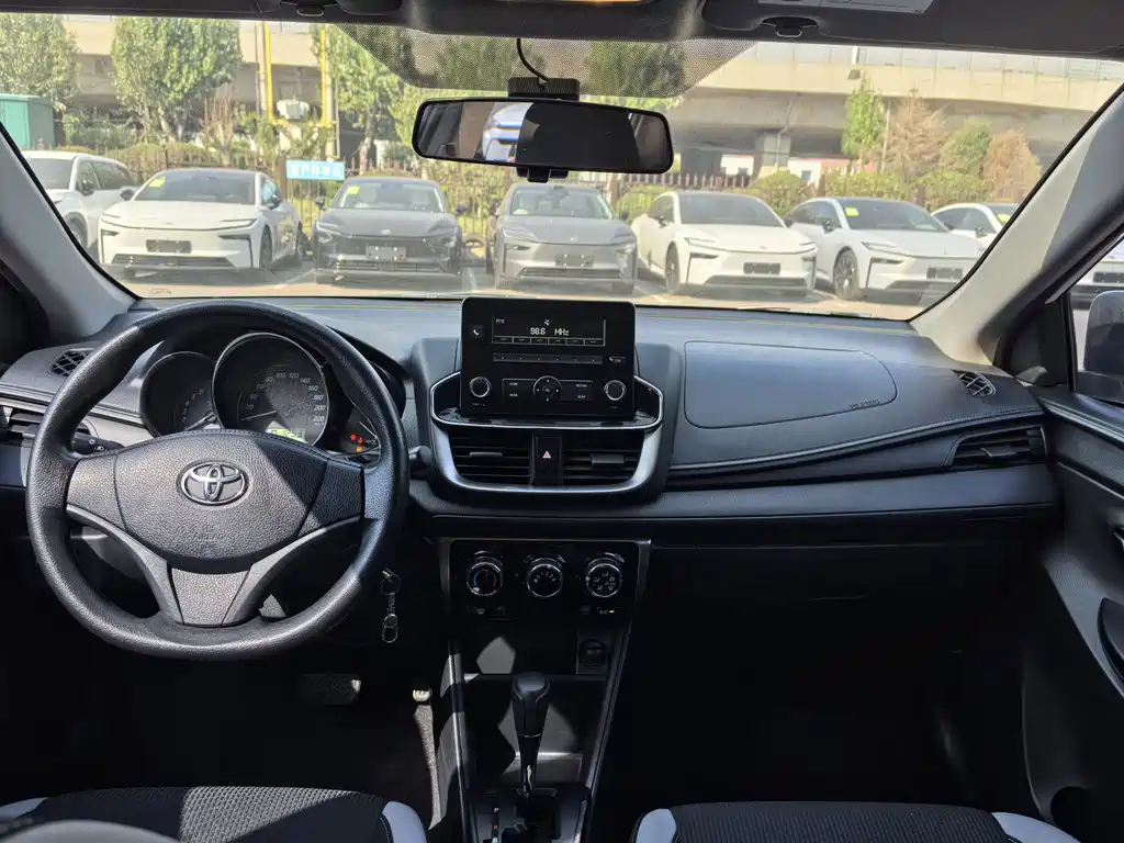 Toyota Yaris L — фото 7