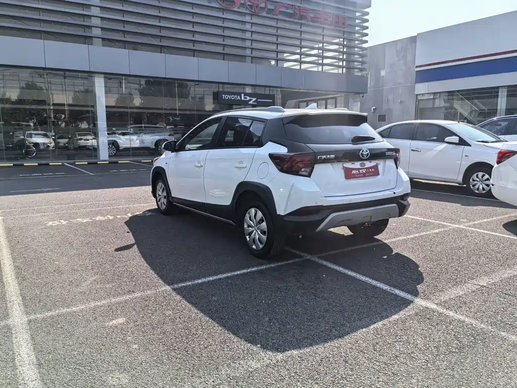 Toyota Yaris L — фото 10