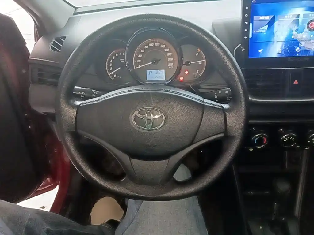 Toyota Yaris L — фото 11