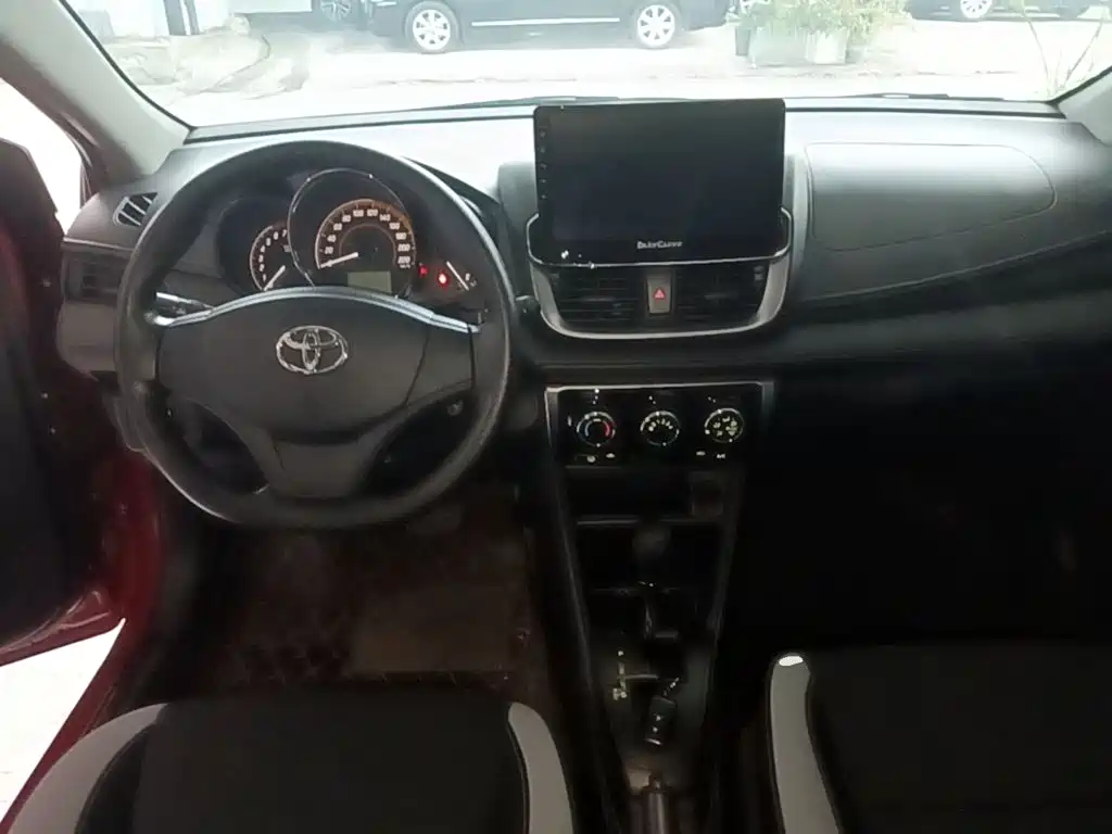 Toyota Yaris L — фото 10