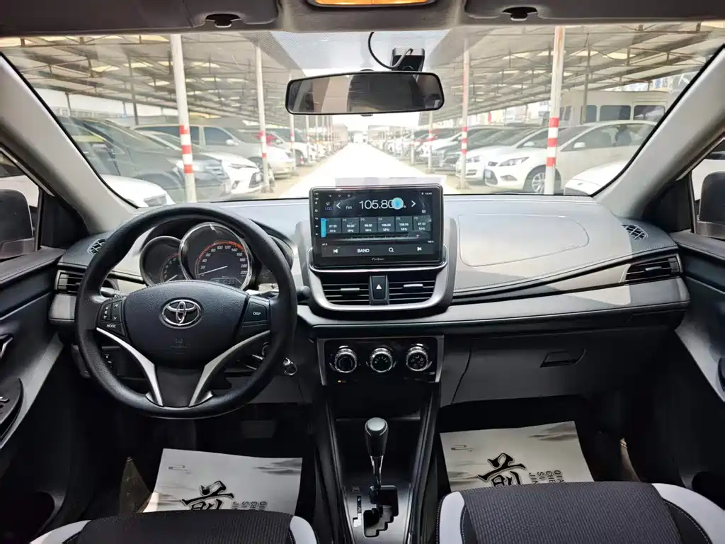 Toyota Yaris L — фото 4