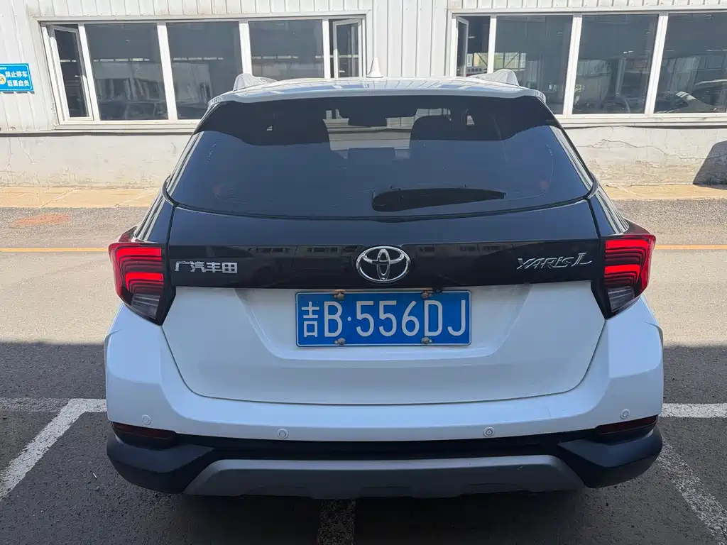 Toyota Yaris L — фото 4