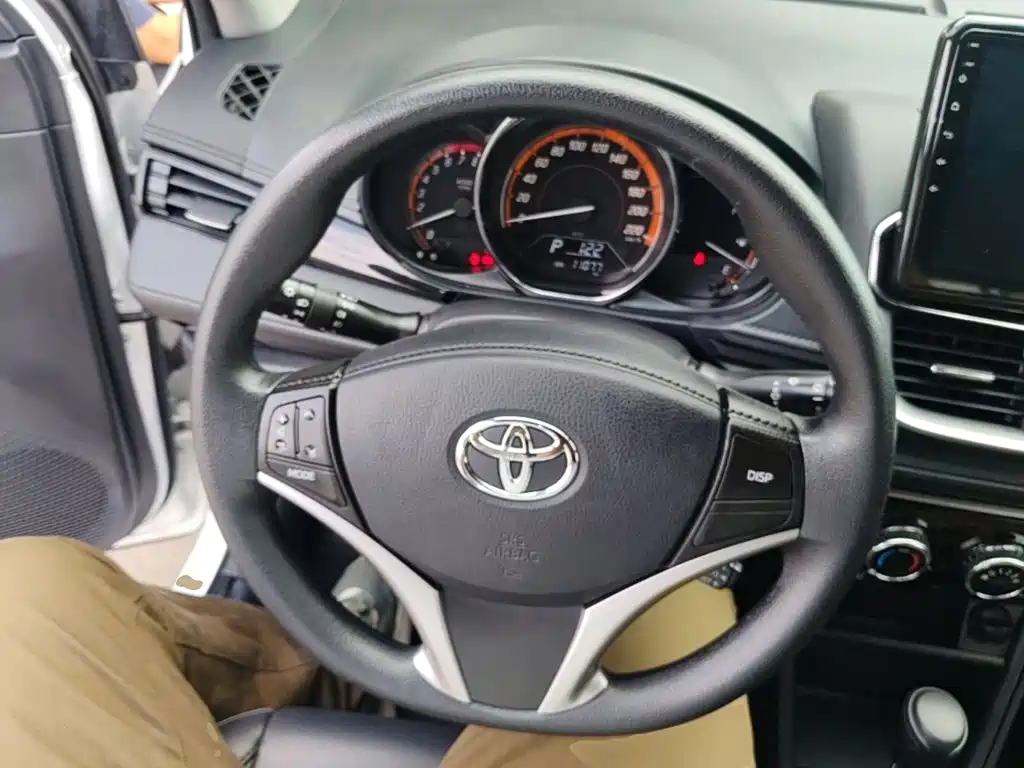 Toyota Yaris L — фото 11