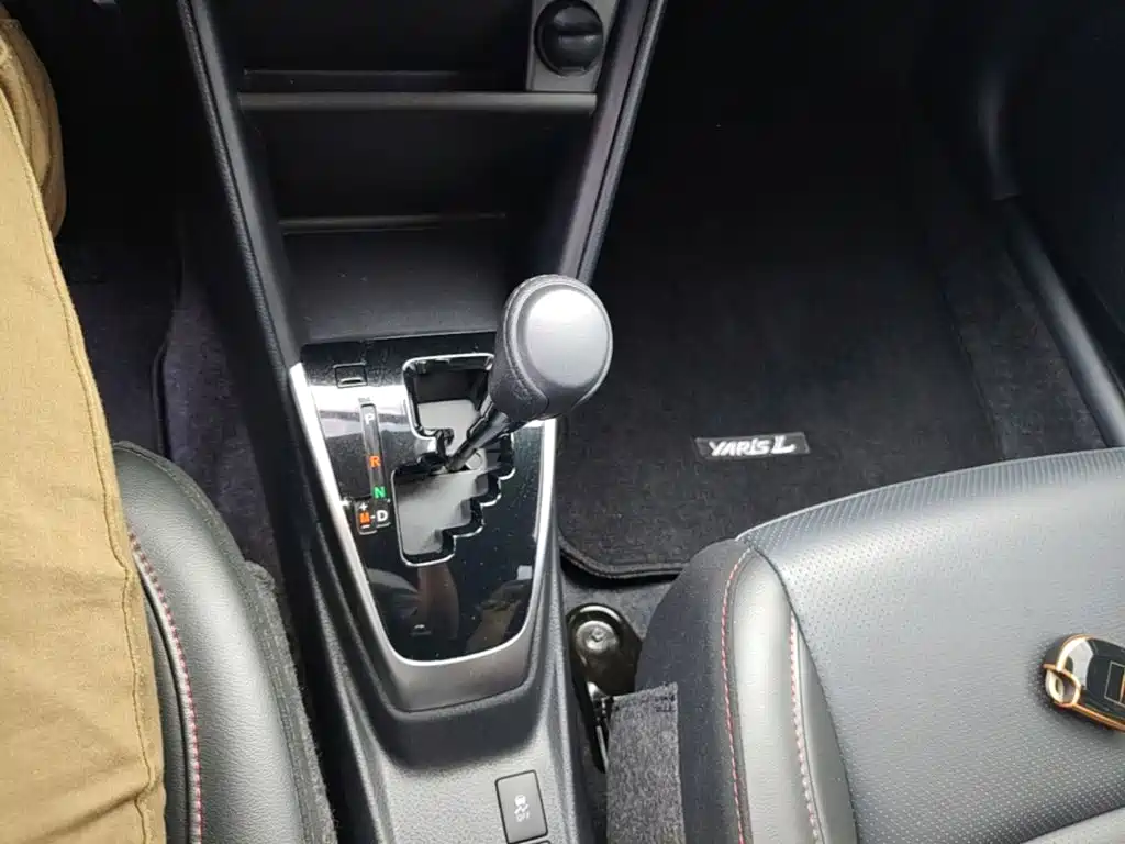 Toyota Yaris L — фото 14