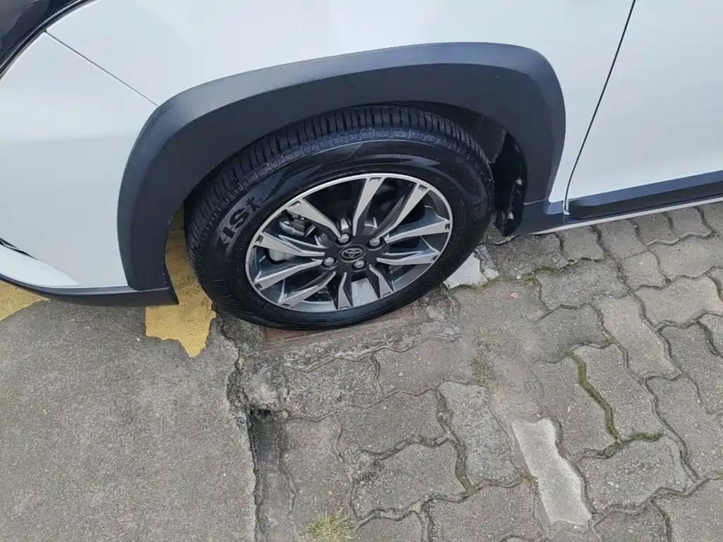 Toyota Yaris L — фото 23