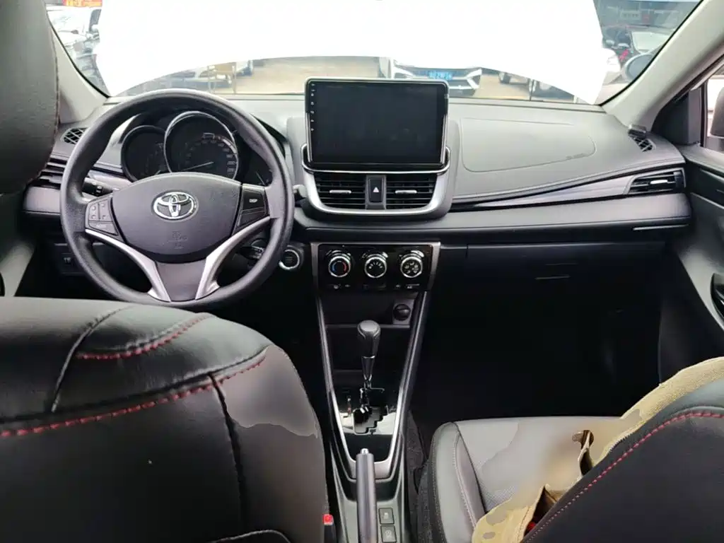 Toyota Yaris L — фото 10