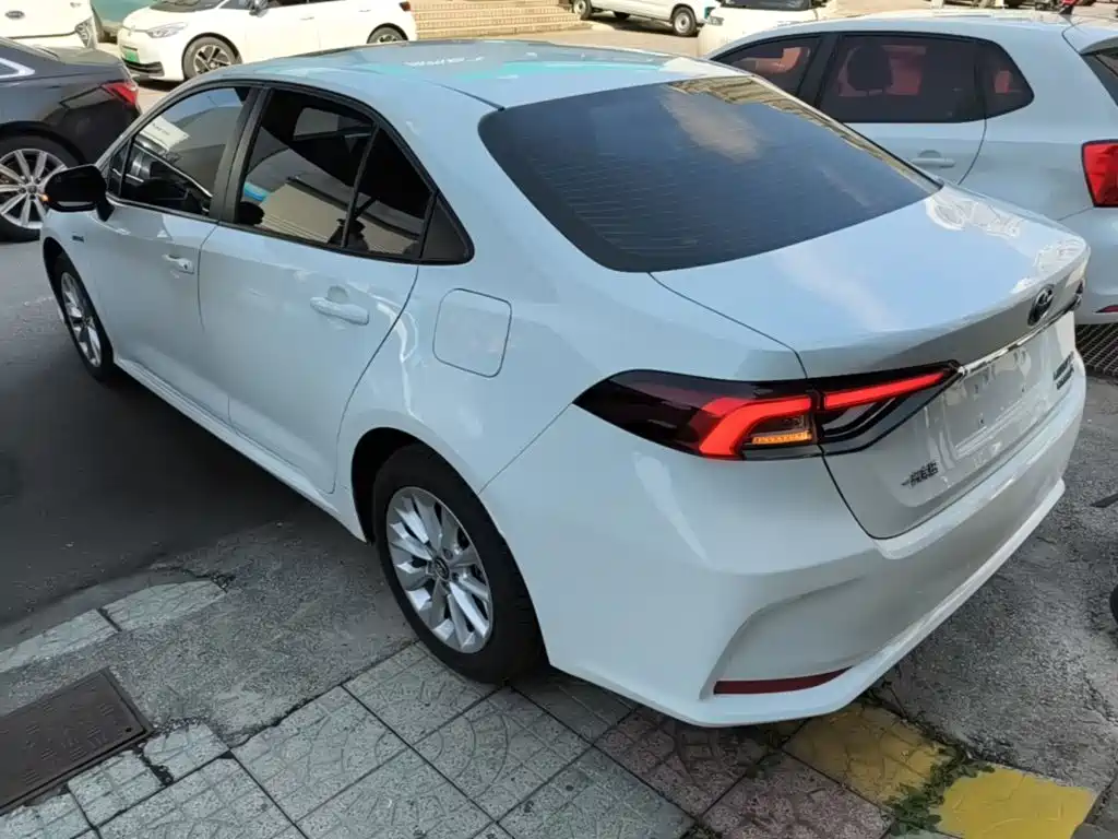 Toyota Corolla — фото 5