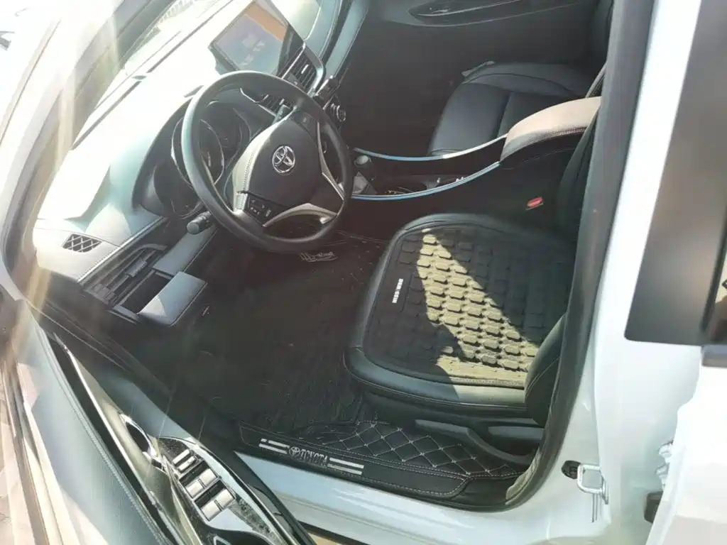 Toyota Yaris L — фото 15