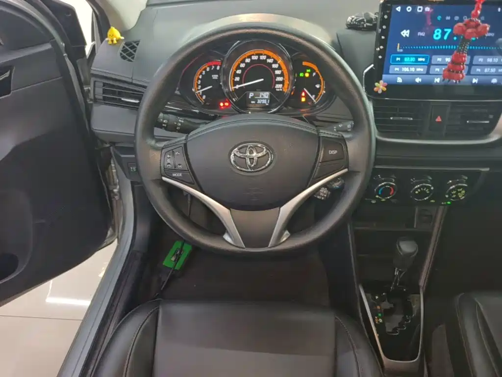 Toyota Yaris L — фото 11