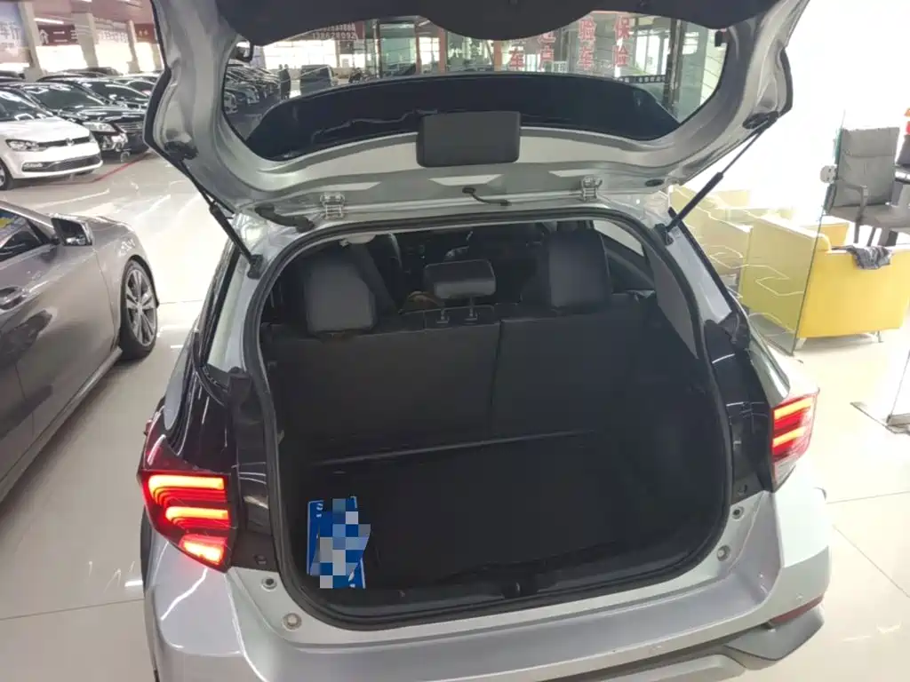 Toyota Yaris L — фото 19