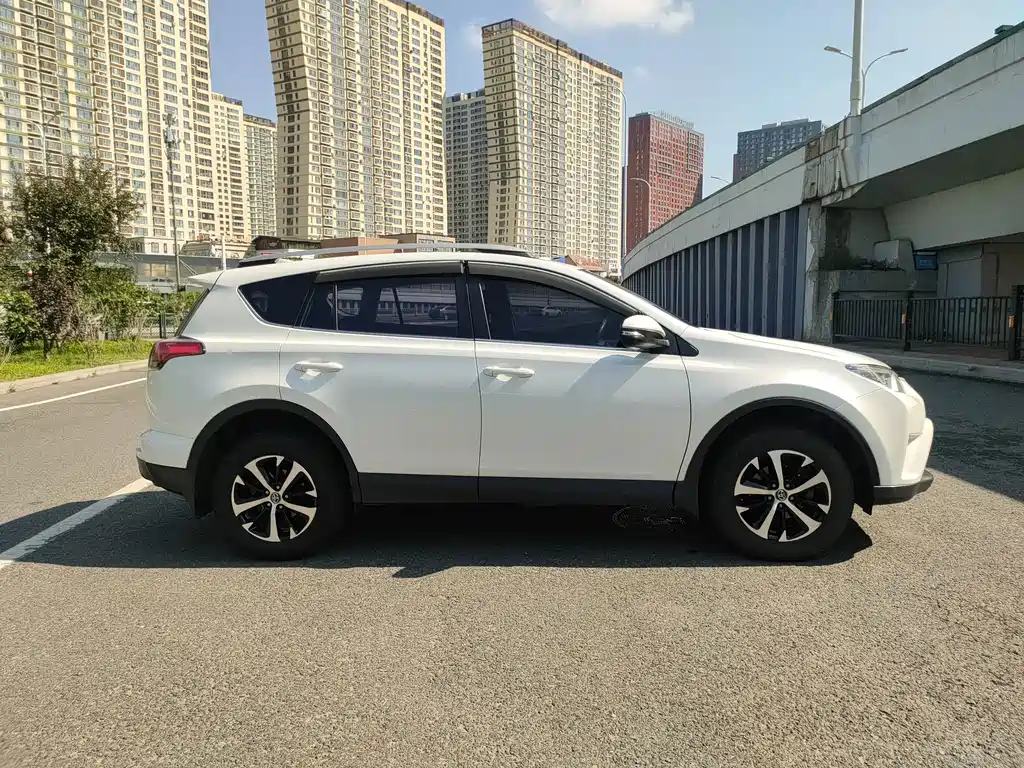 Toyota RAV4 — фото 2