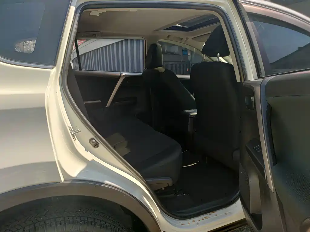 Toyota RAV4 — фото 11