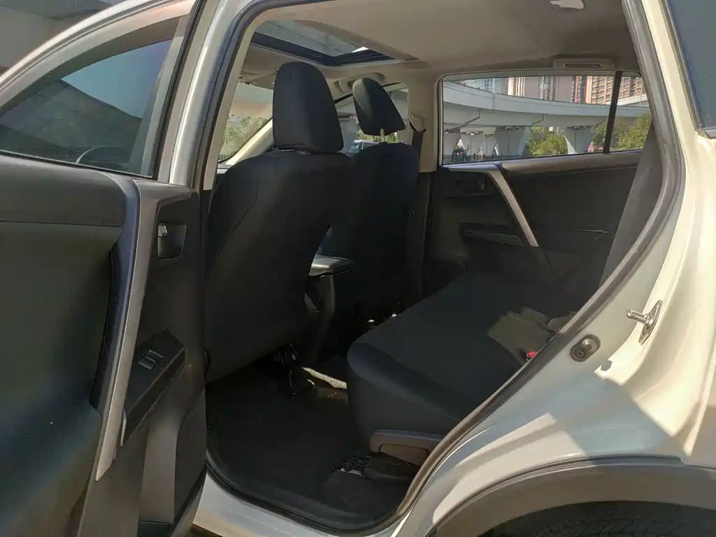 Toyota RAV4 — фото 13