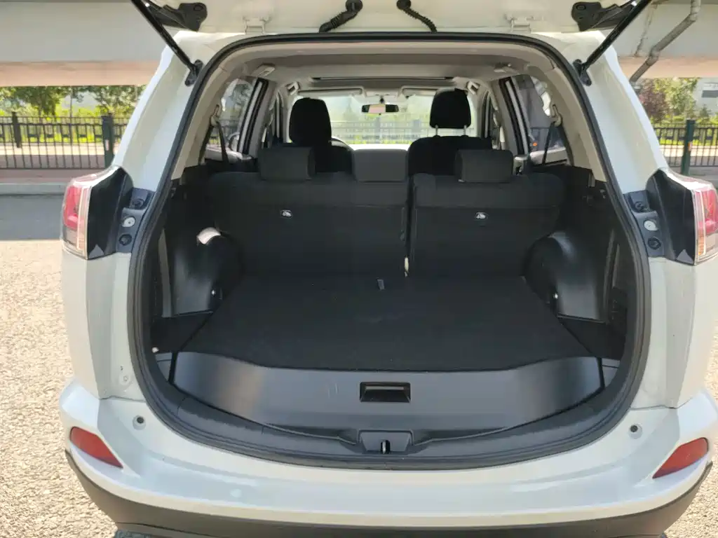 Toyota RAV4 — фото 14