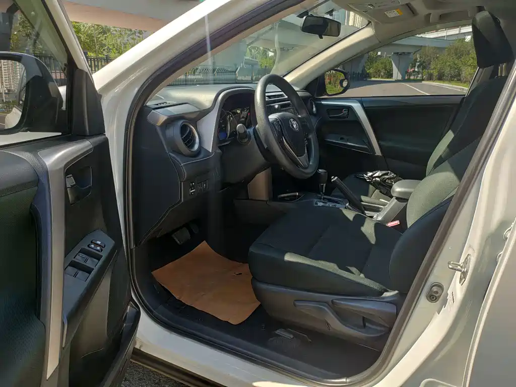 Toyota RAV4 — фото 15