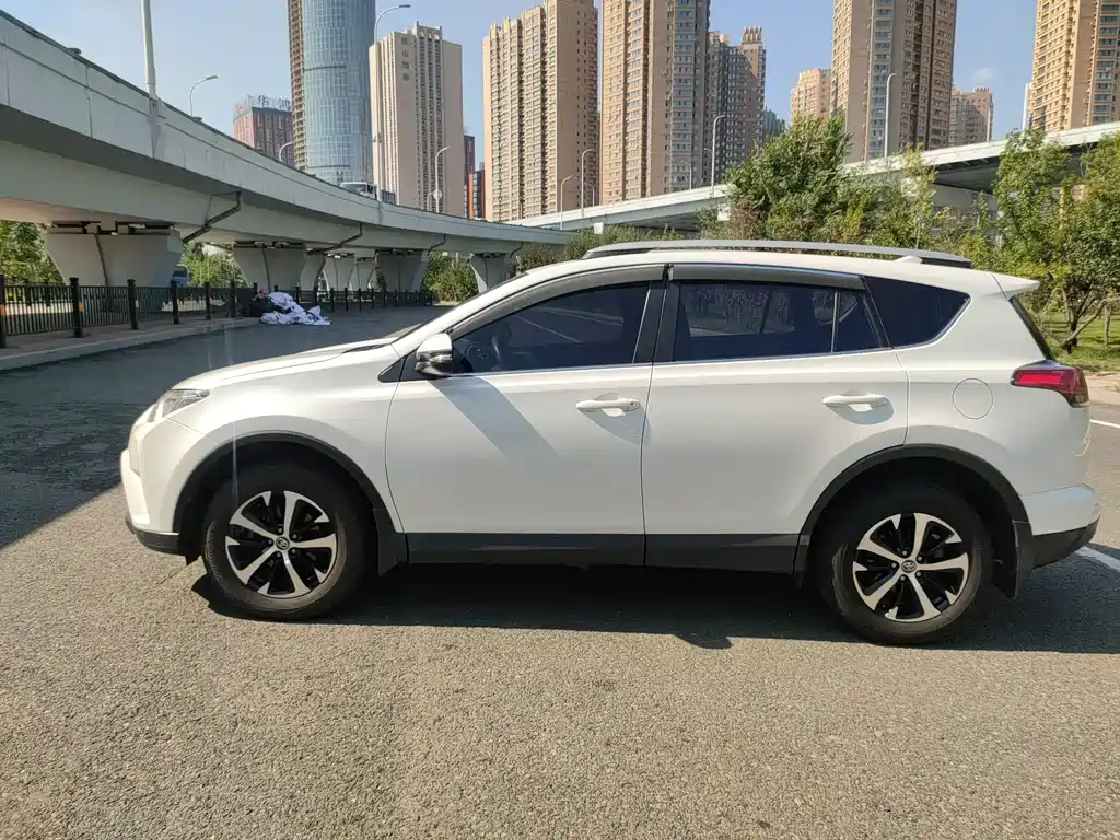 Toyota RAV4 — фото 3