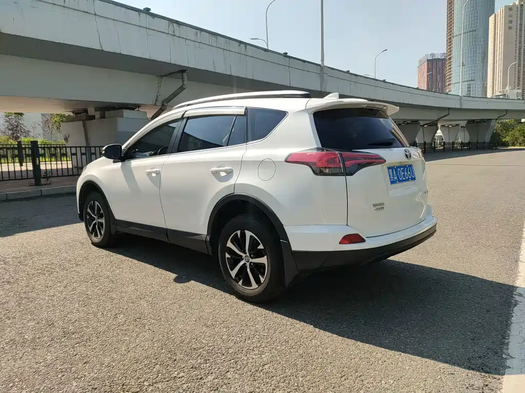 Toyota RAV4 — фото 4