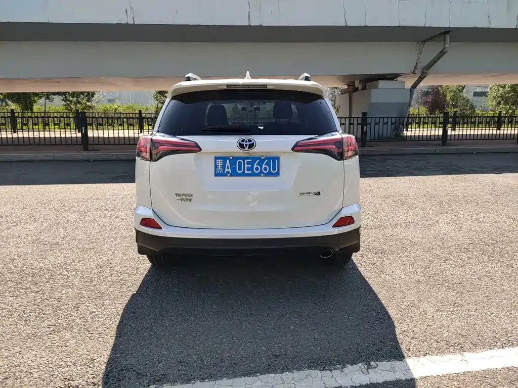 Toyota RAV4 — фото 5