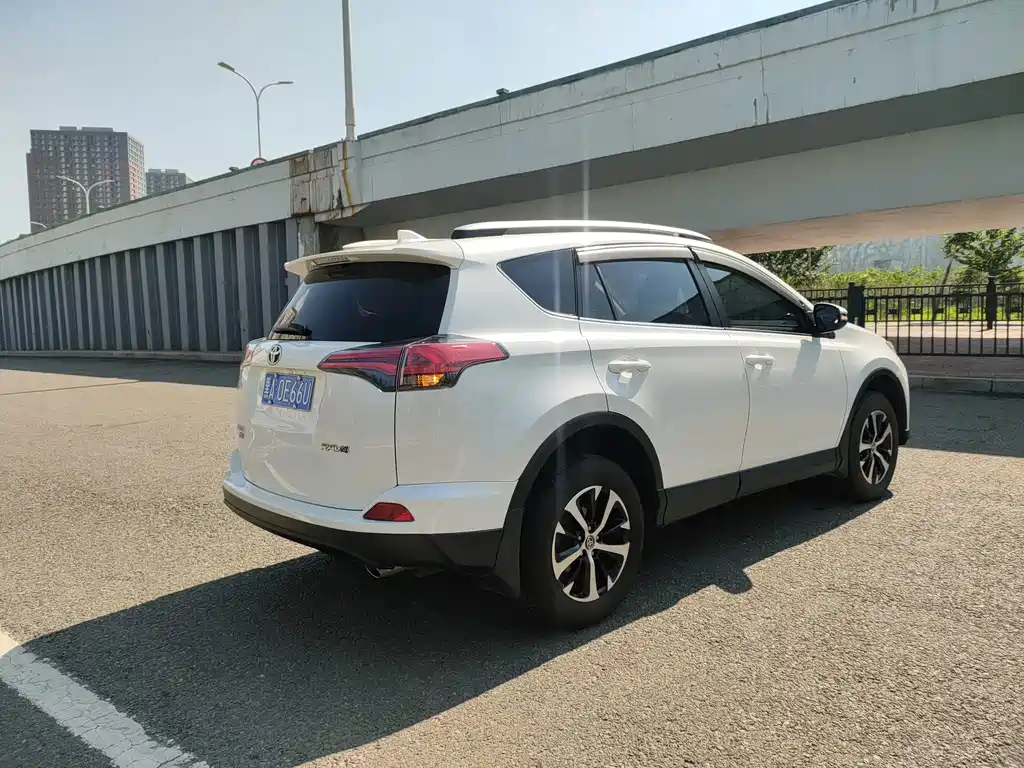 Toyota RAV4 — фото 6
