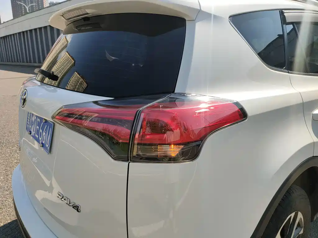 Toyota RAV4 — фото 7