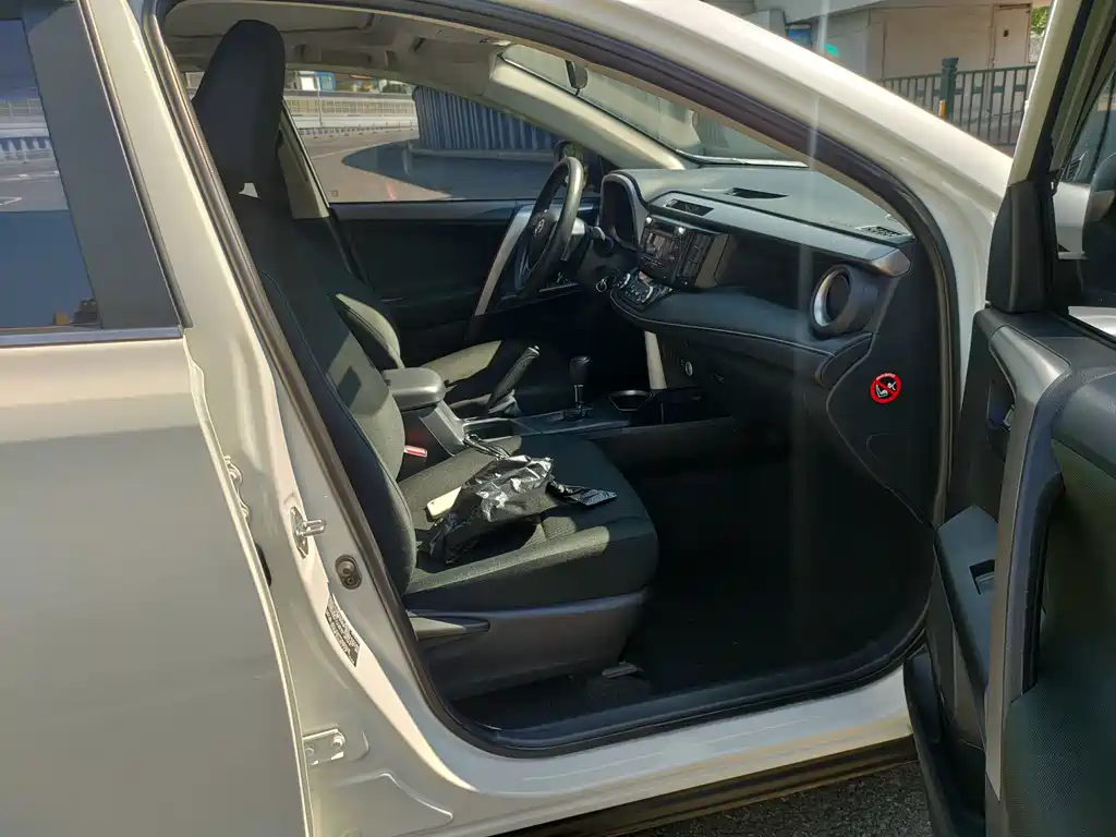 Toyota RAV4 — фото 10