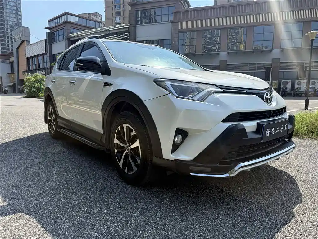 Toyota RAV4 — фото 3