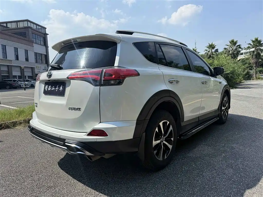 Toyota RAV4 — фото 6